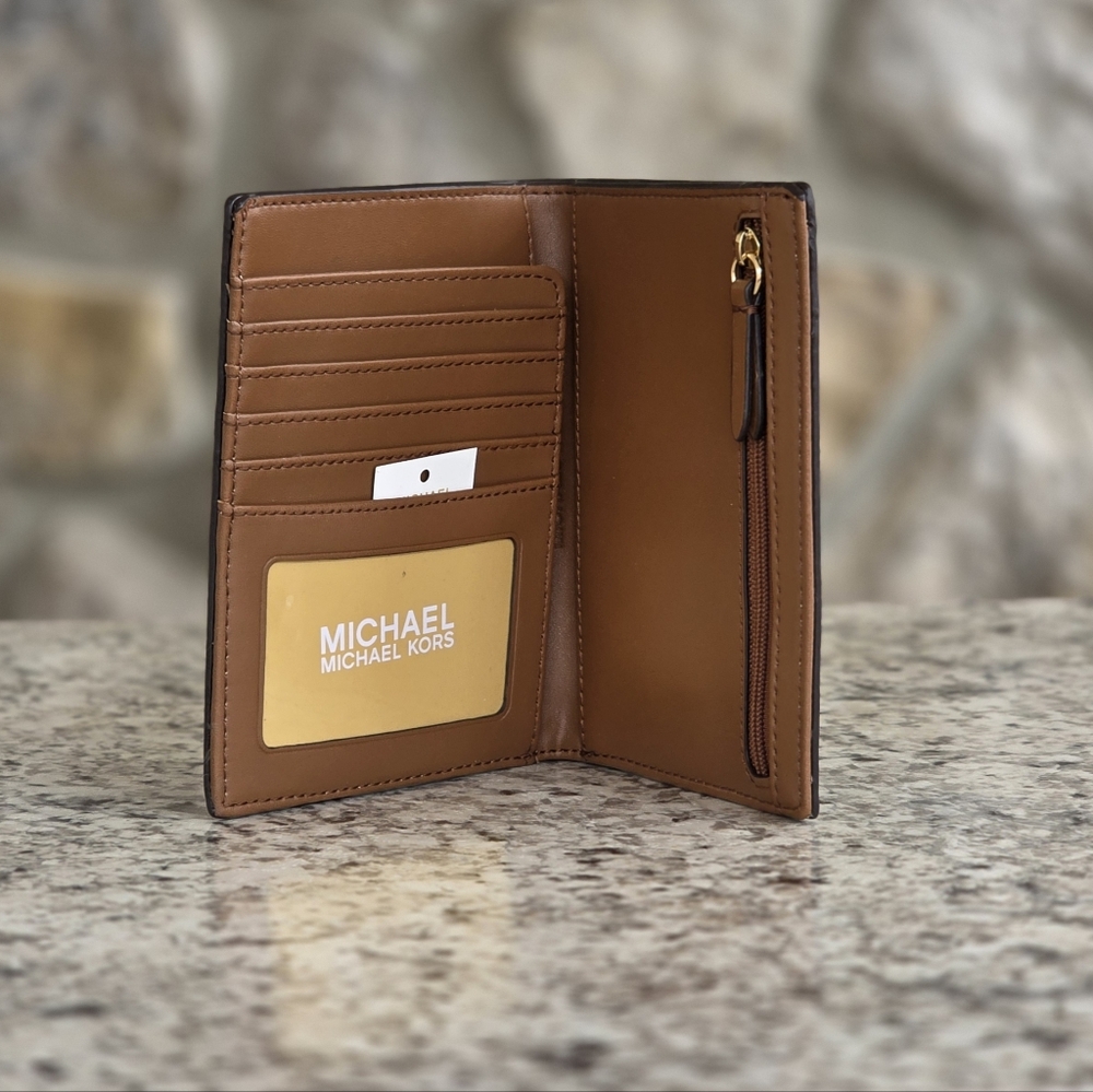 Michael Kors Jet Set Travel Brown Passport Logo Wallet - Picture 3 of 6